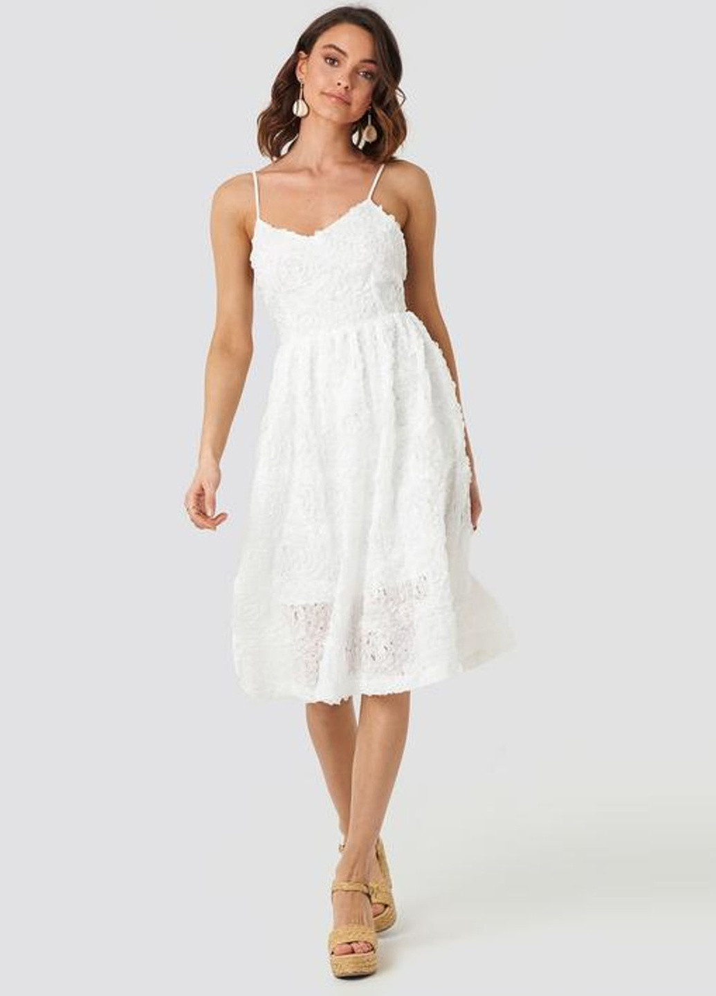 Белое платье NA-KD