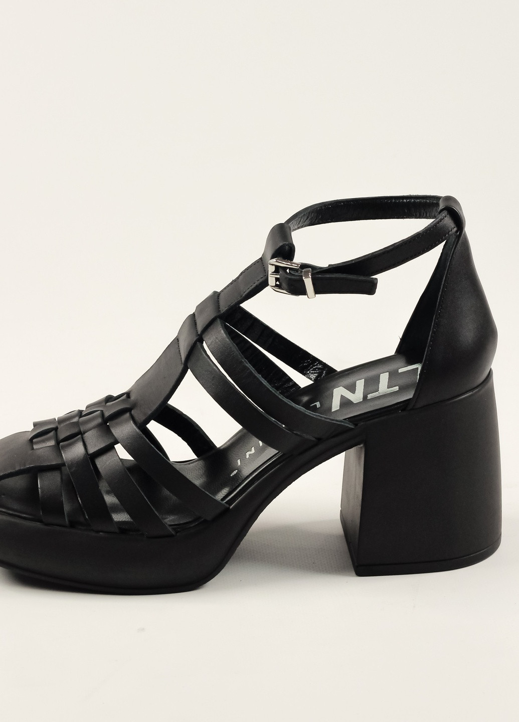 Черные босоножки на каблуке однотонные Lottini с ремешком