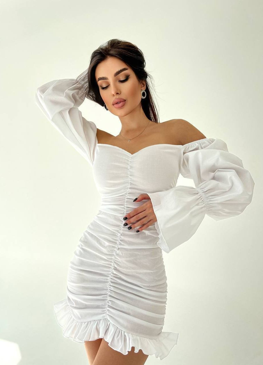 Білий шикарне плаття з об'ємними рукавами, які можна одягати на плечі або спускати, що підкреслює груди та талію. No Brand