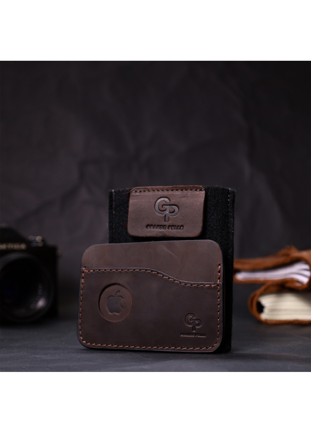 Зручний картхолдер з утримувачем для Apple AirTag з натуральної шкіри 11612 Коричневий Grande Pelle (267948790)