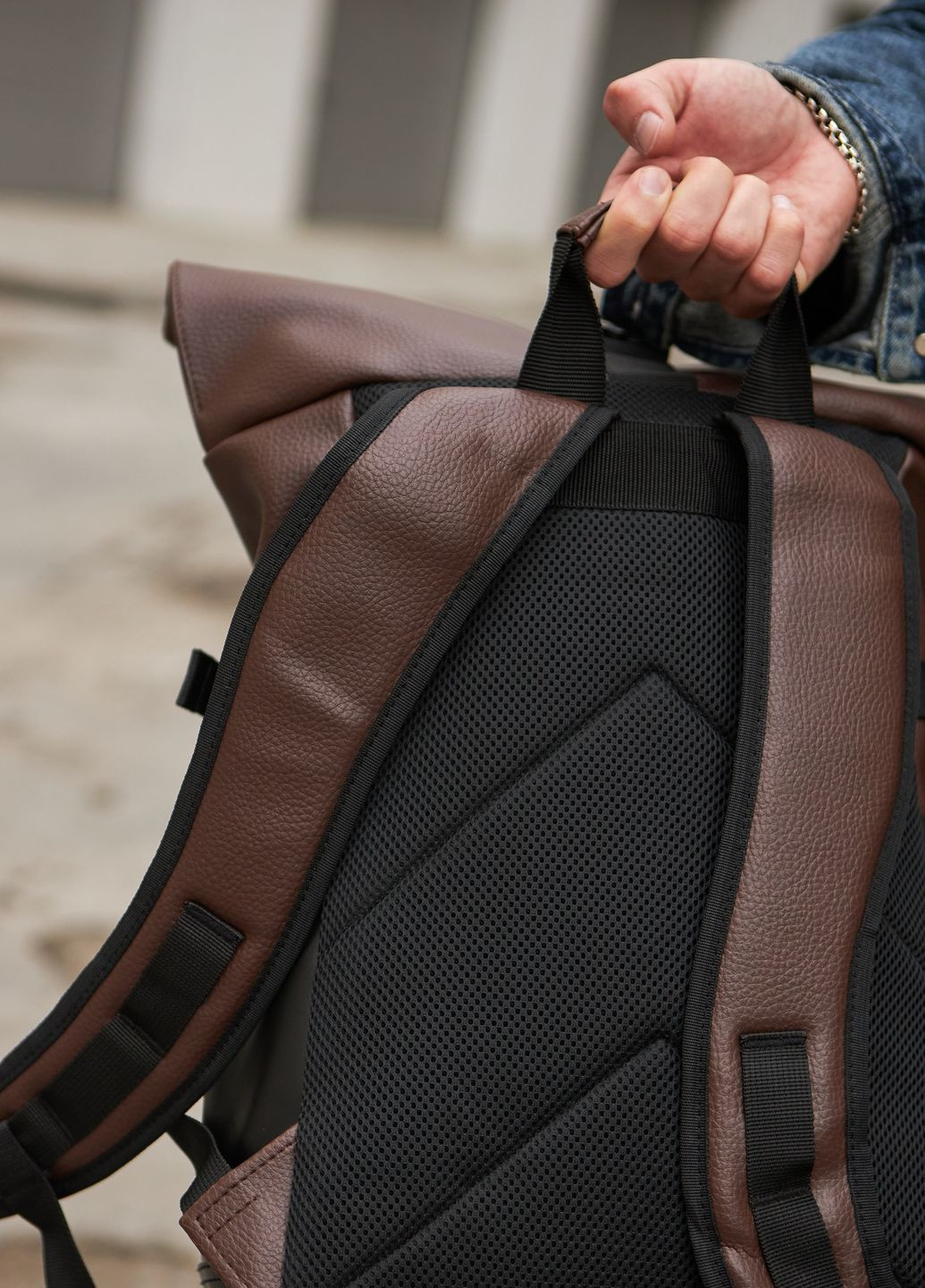 Стильный и практичный рюкзак роллтоп для ноутбука Rolltop для путешествий коричневого цвета из экокожи No Brand (260074377)