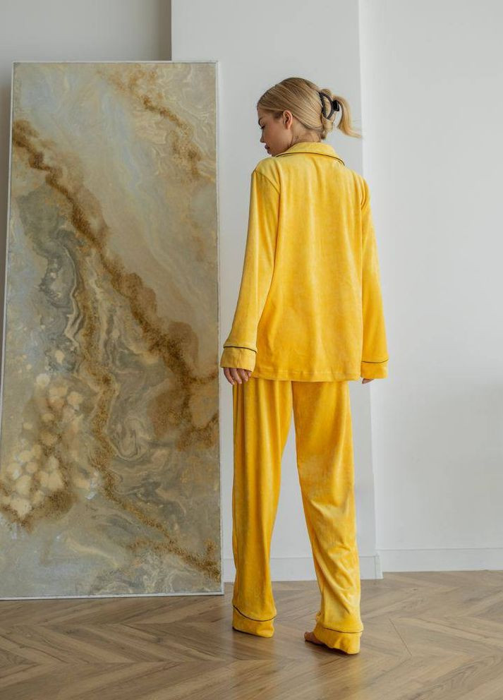 Желтая женская пижама велюр jeny на пуговицах цвет желтый р.l 443801 New Trend