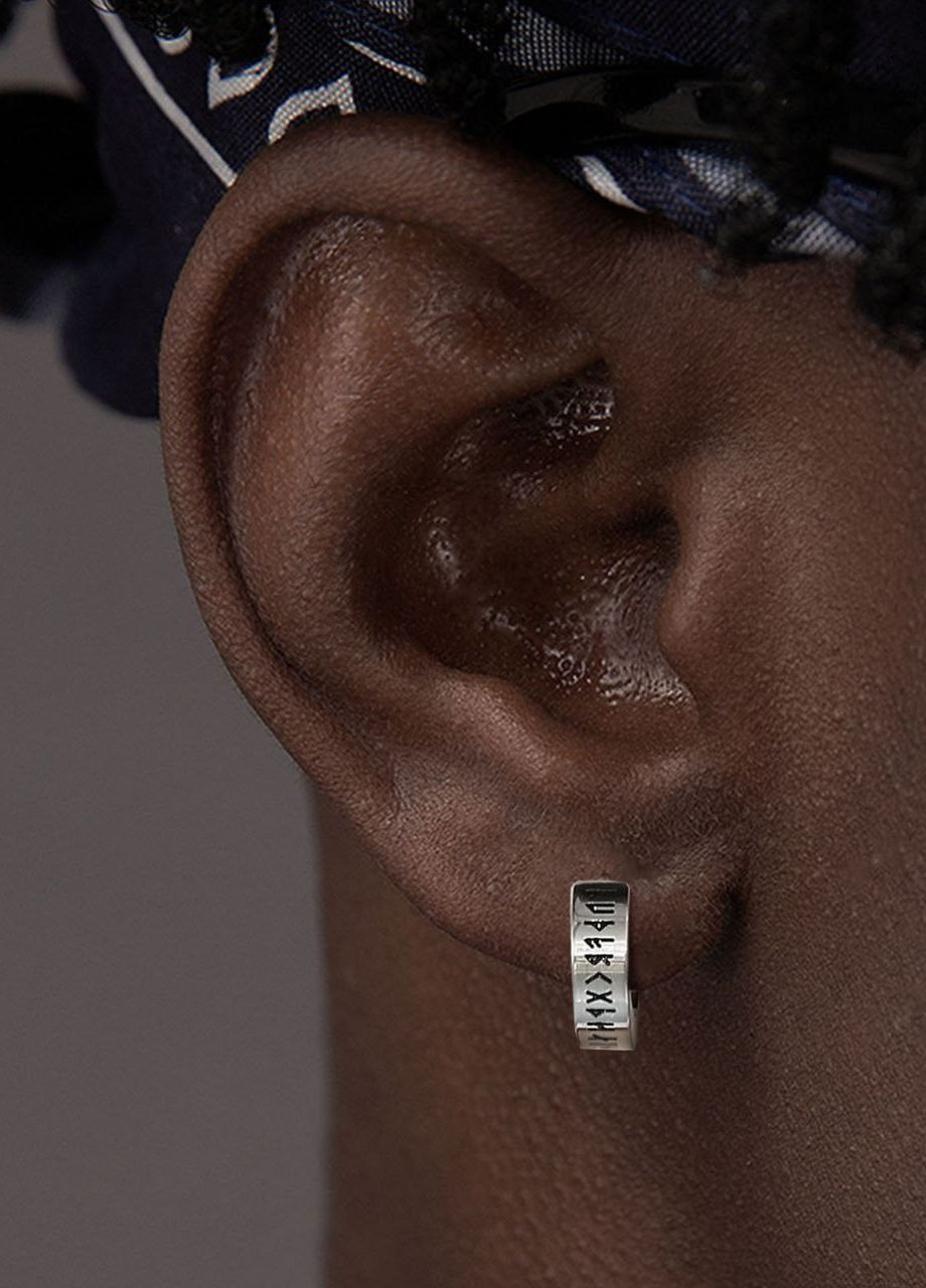 Сережка кільце зі сталі з рунами (1 шт) унісекс MK1235-1 срібний DeKolie (260596472)