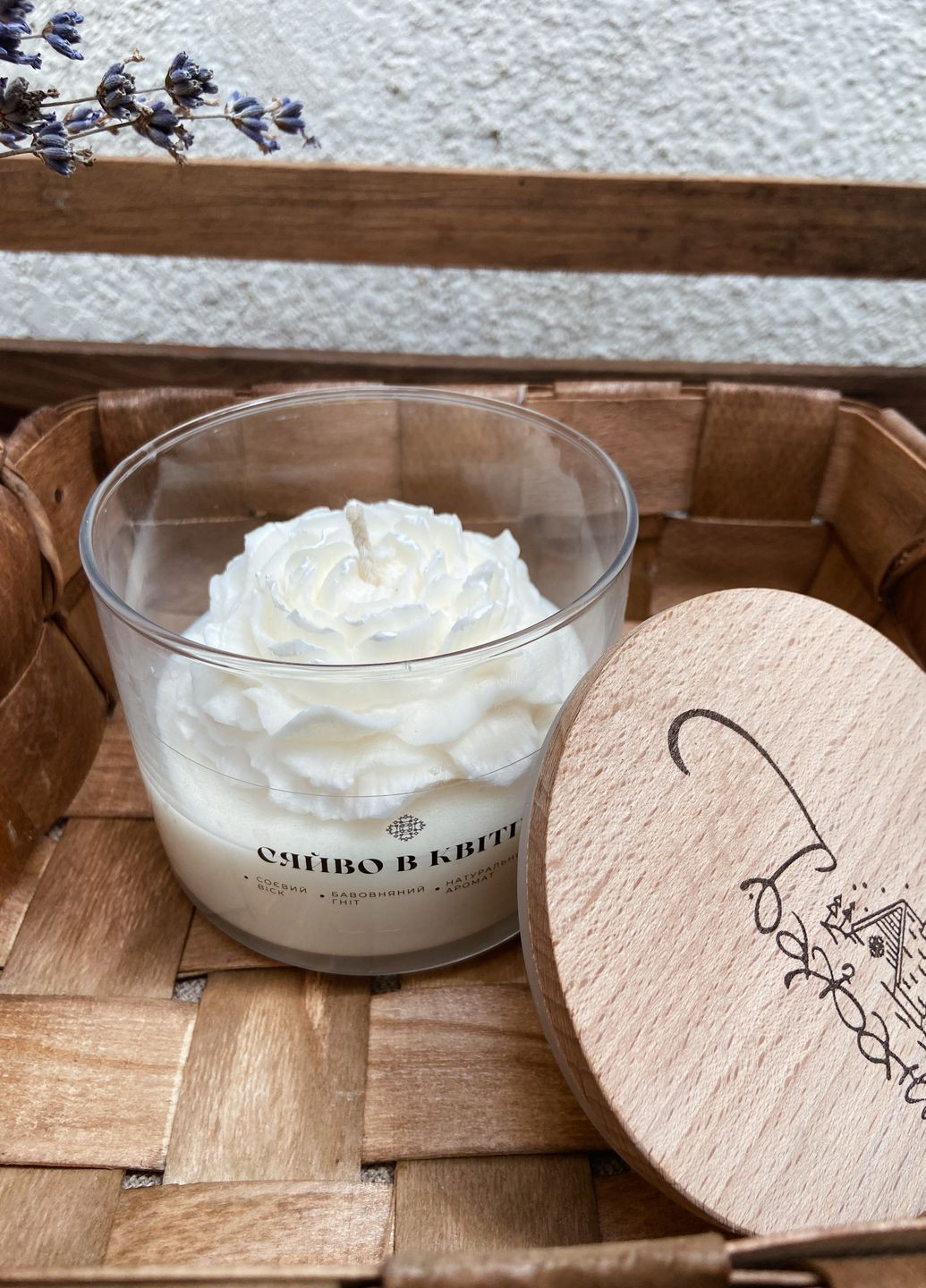 Соєва свічка в скляній банці з півонію та дерев'яною кришкою, без аромату, 270 мл Бажані (260395477)