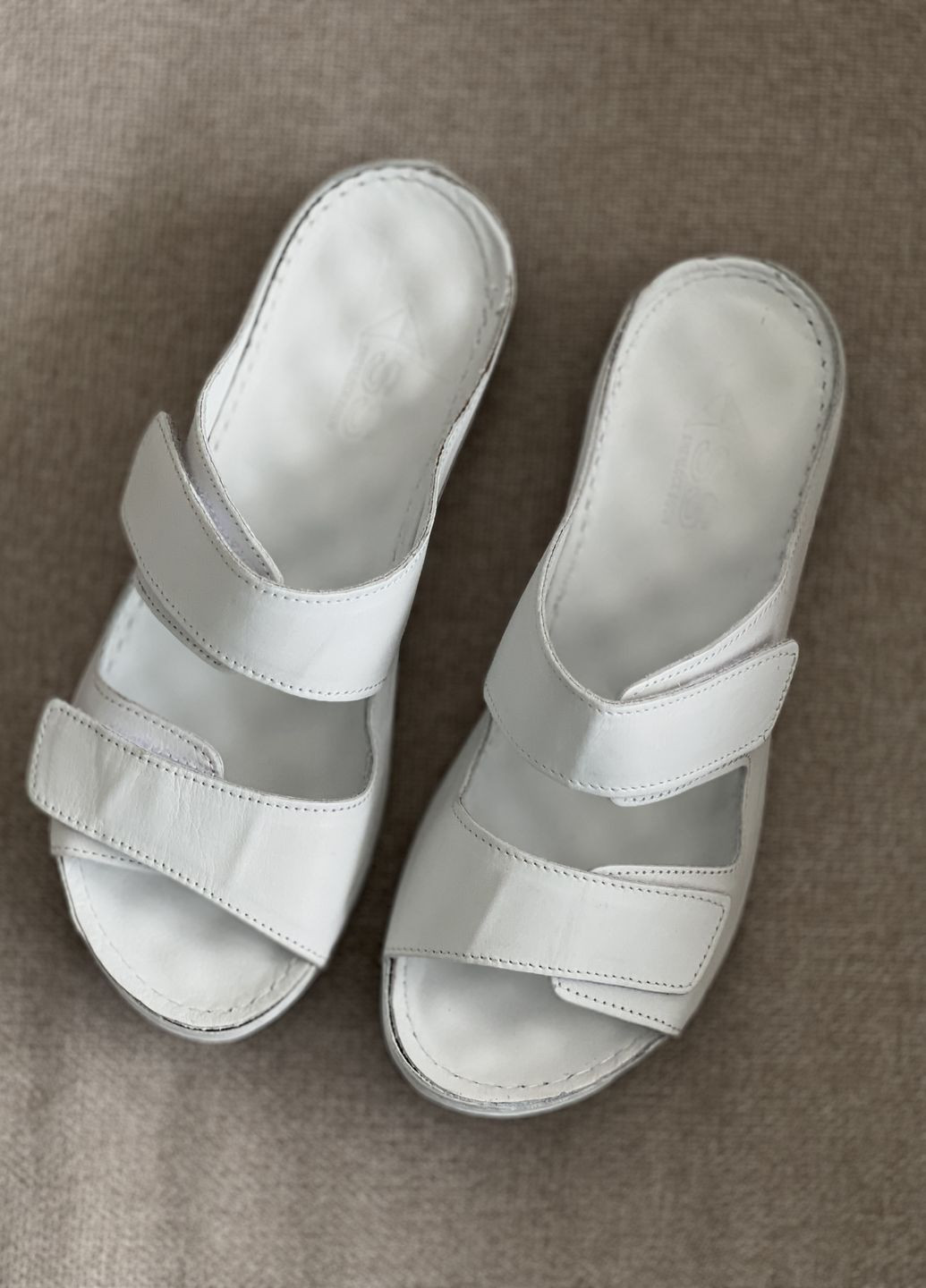 Белые шлепанцы Sherlock Soon