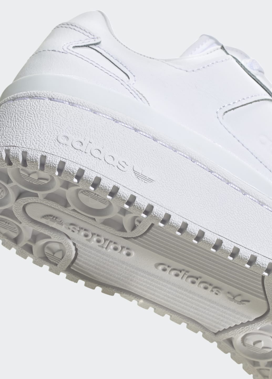 Білі всесезонні кросівки forum bold adidas