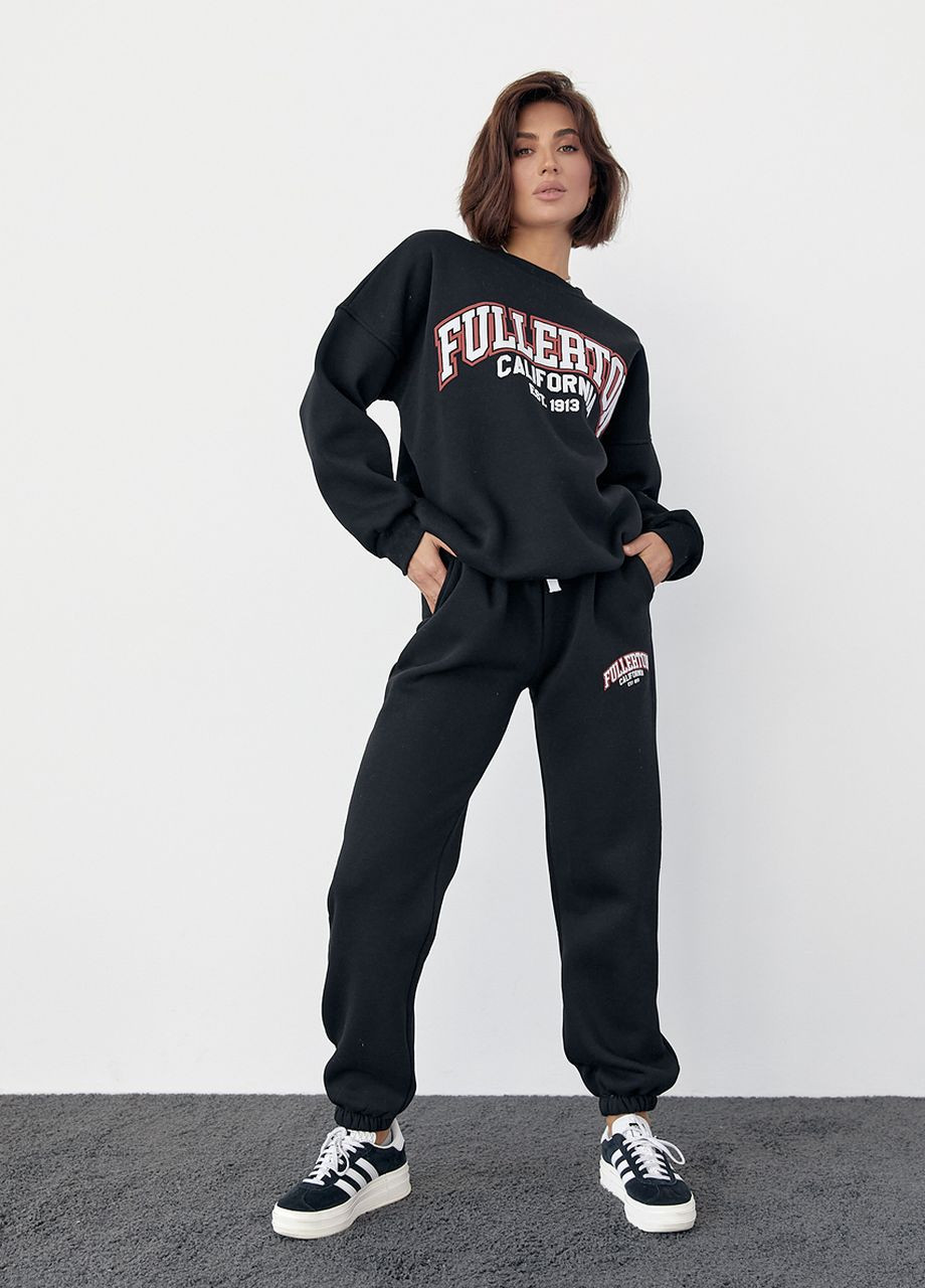 Женский спортивный костюм на флисе с принтом Fullerton California - черный Lurex (266555761)
