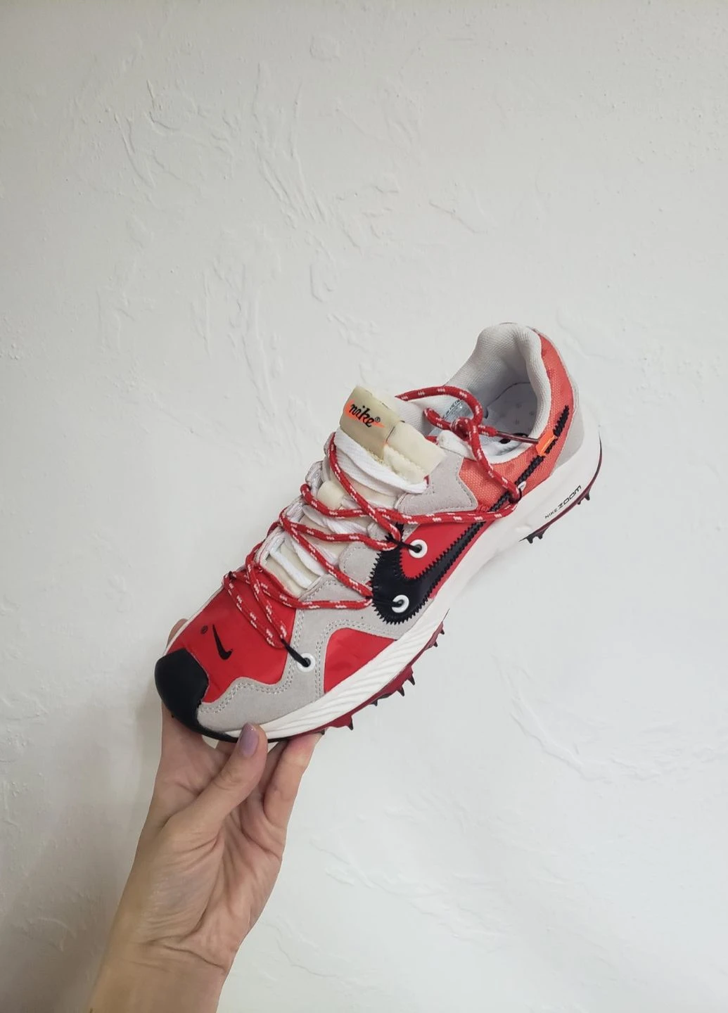 Сіро-червоні кросівки Nike Air Zoom