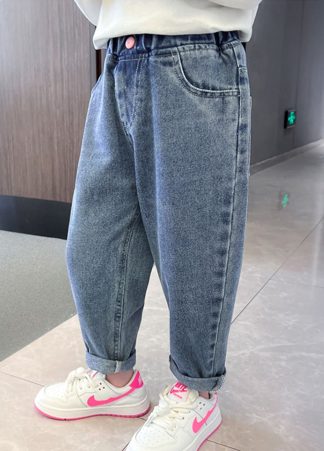 Светло-синие демисезонные мом фит джинсы на девочку на резинке с принтом от 2 лет No Brand