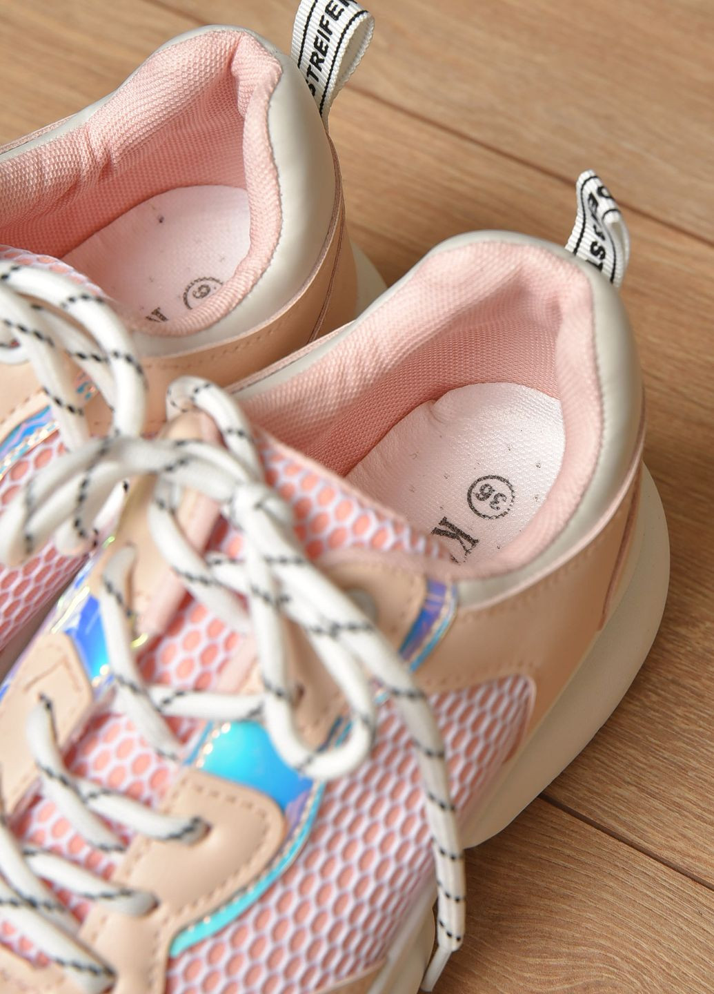 Пудрові осінні кросівки жіночі пудрового кольору на шнурівці Let's Shop
