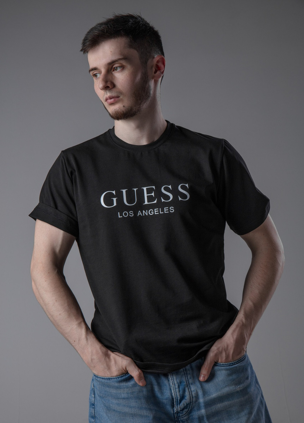 Черная кежуал футболка з лого guess с коротким рукавом Vakko