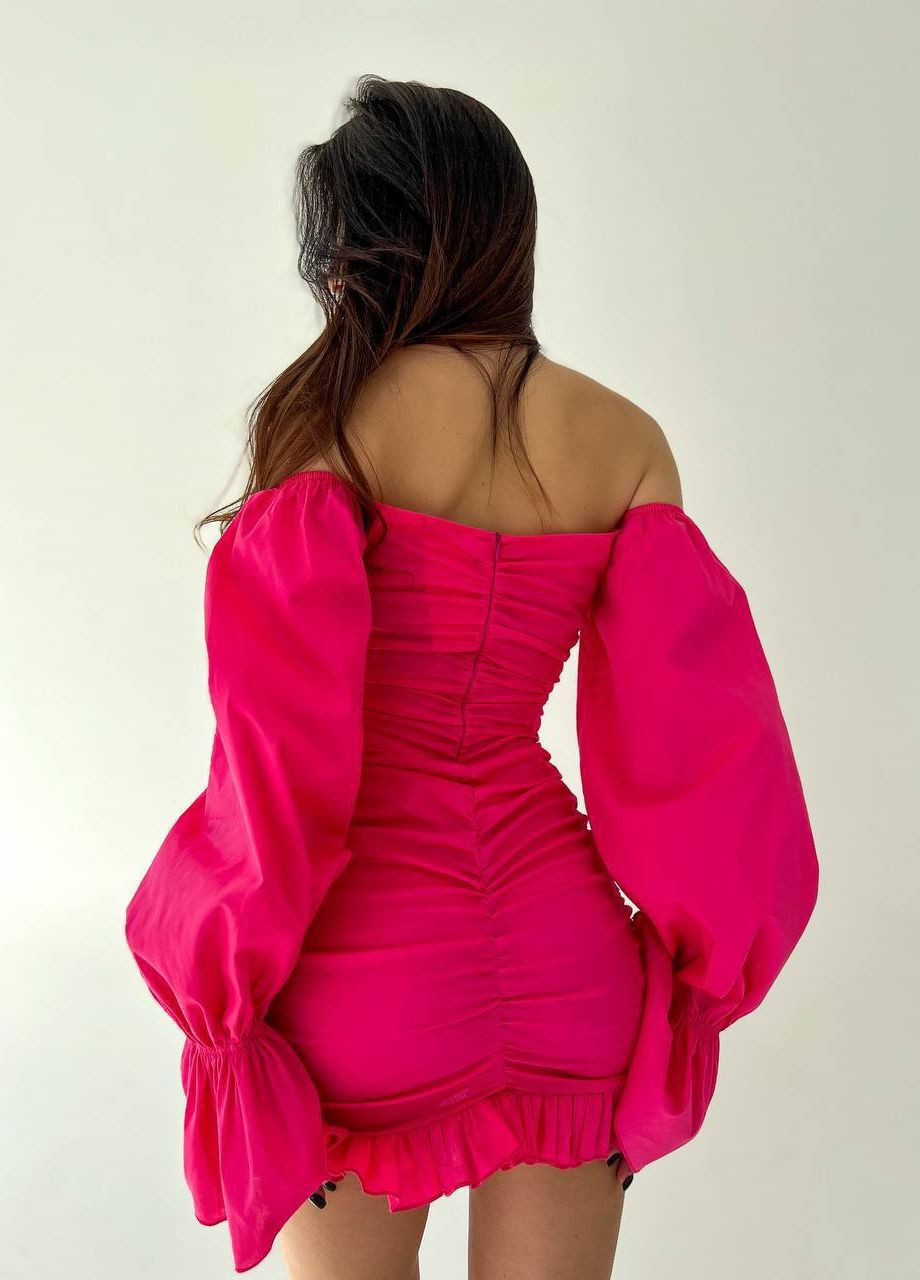 Малинова шикарне плаття з об'ємними рукавами, які можна одягати на плечі або спускати, що підкреслює груди та талію. No Brand