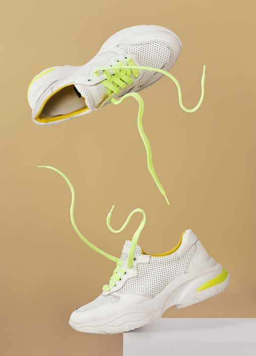Белые демисезонные кожаные белые перфорированные кроссовки с желтыми вставками Villomi
