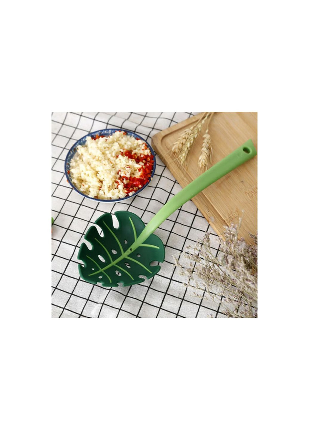 Ложка для салатів та спагетті шумівка у вигляді листка з прорізами пластмасова Jungle Spoon Kitchen Master (266629391)