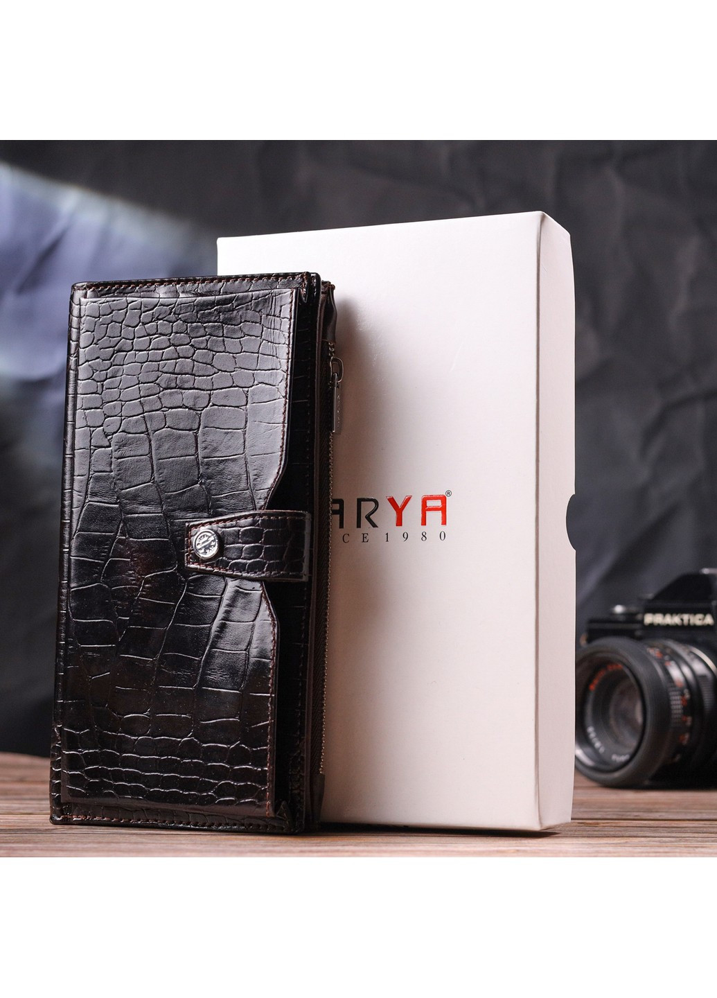 Лаковане вертикальне чоловіче портмоне з натуральної шкіри з тисненням під крокодила 21424 Коричневий Karya (258267849)