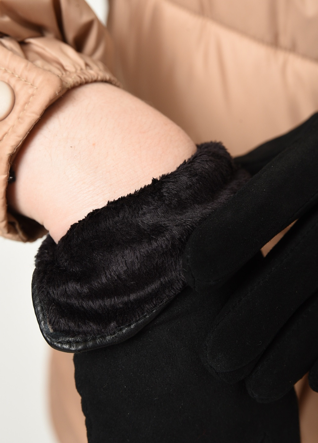 Перчатки женские искусственная замша на меху черного цвета Let's Shop (256691078)