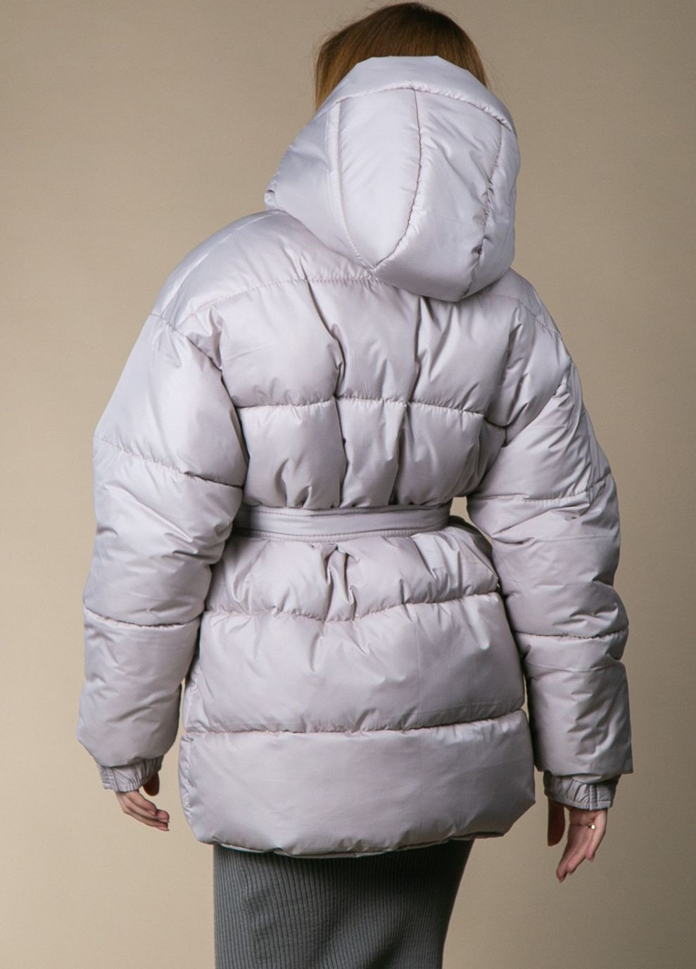 Светло-серая зимняя куртка зимняя с поясом CHICLY