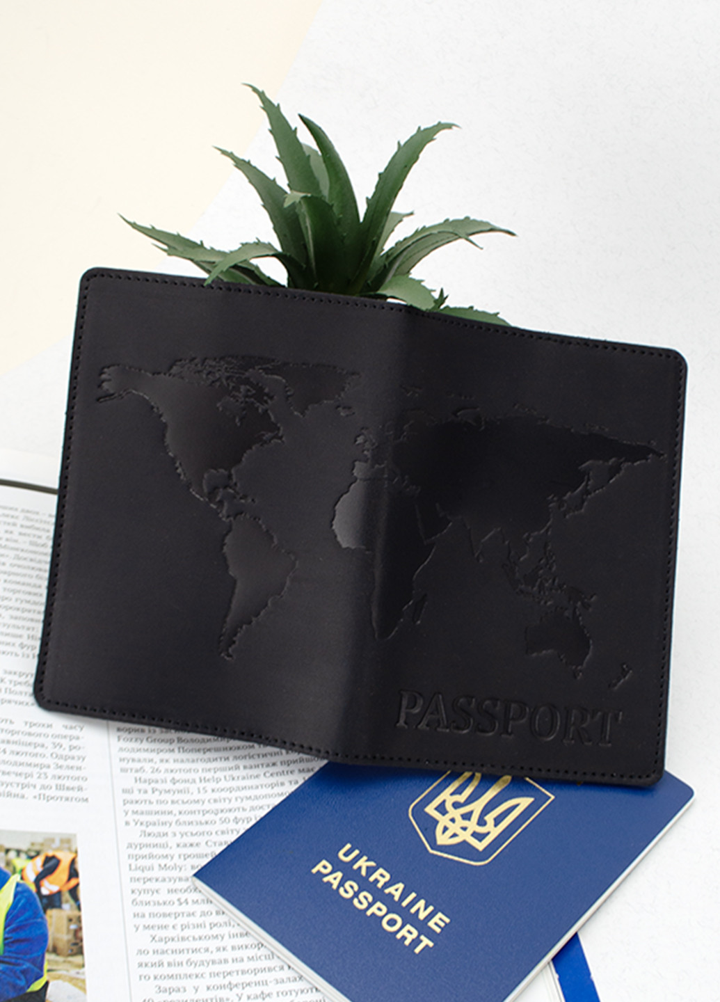 Обкладинка шкіряна на закордонний паспорт "Карта" (чорна) HandyCover (261406365)