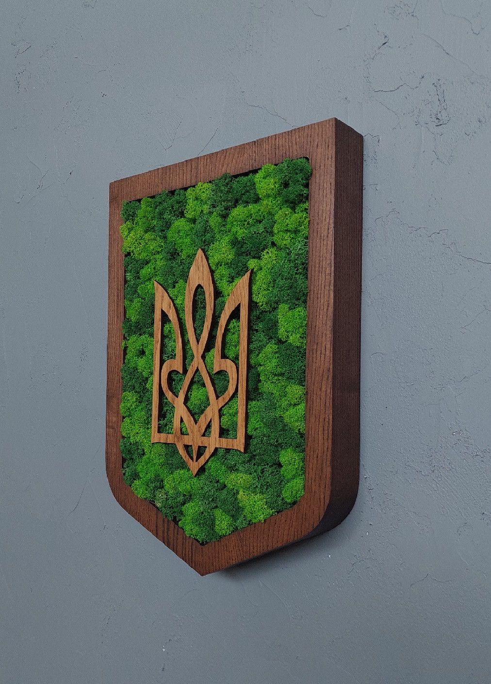 Дерев'яний сувенір зі стабілізованим мохом з українською символікою гербом 26х20х3 см (475812-Prob) Зелено-салатовий мох Unbranded (271813779)