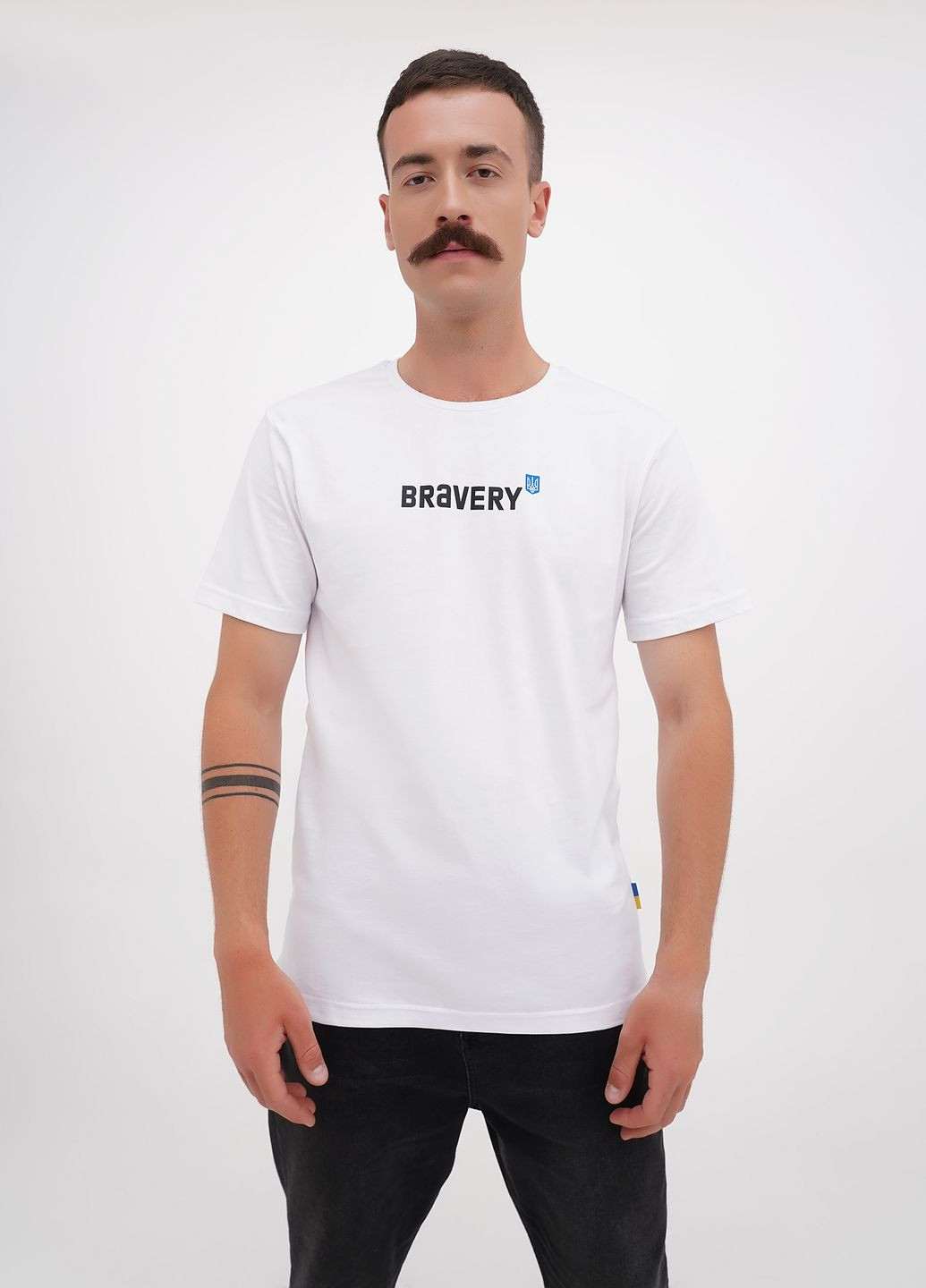 Белая футболка Bravery