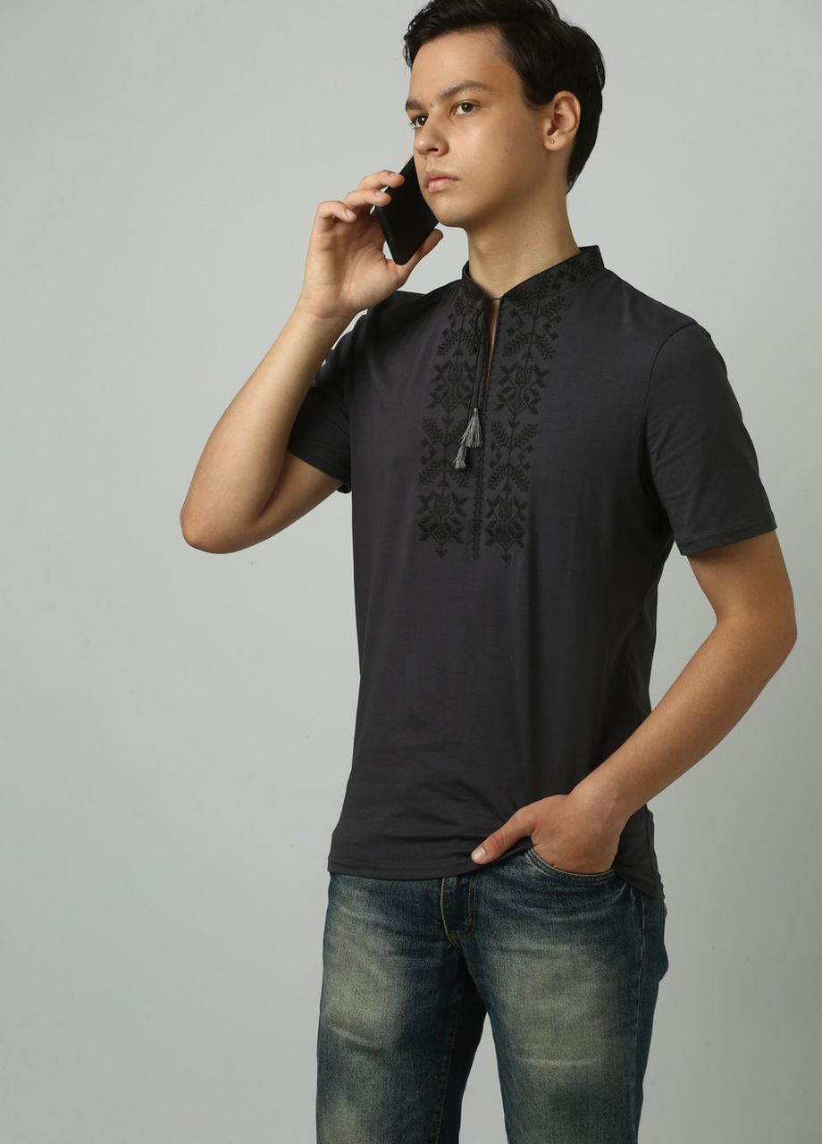 Вишита чоловіча футболка у сірому кольорі з геометричним орнаментом "Тризуб" Melanika (277162701)