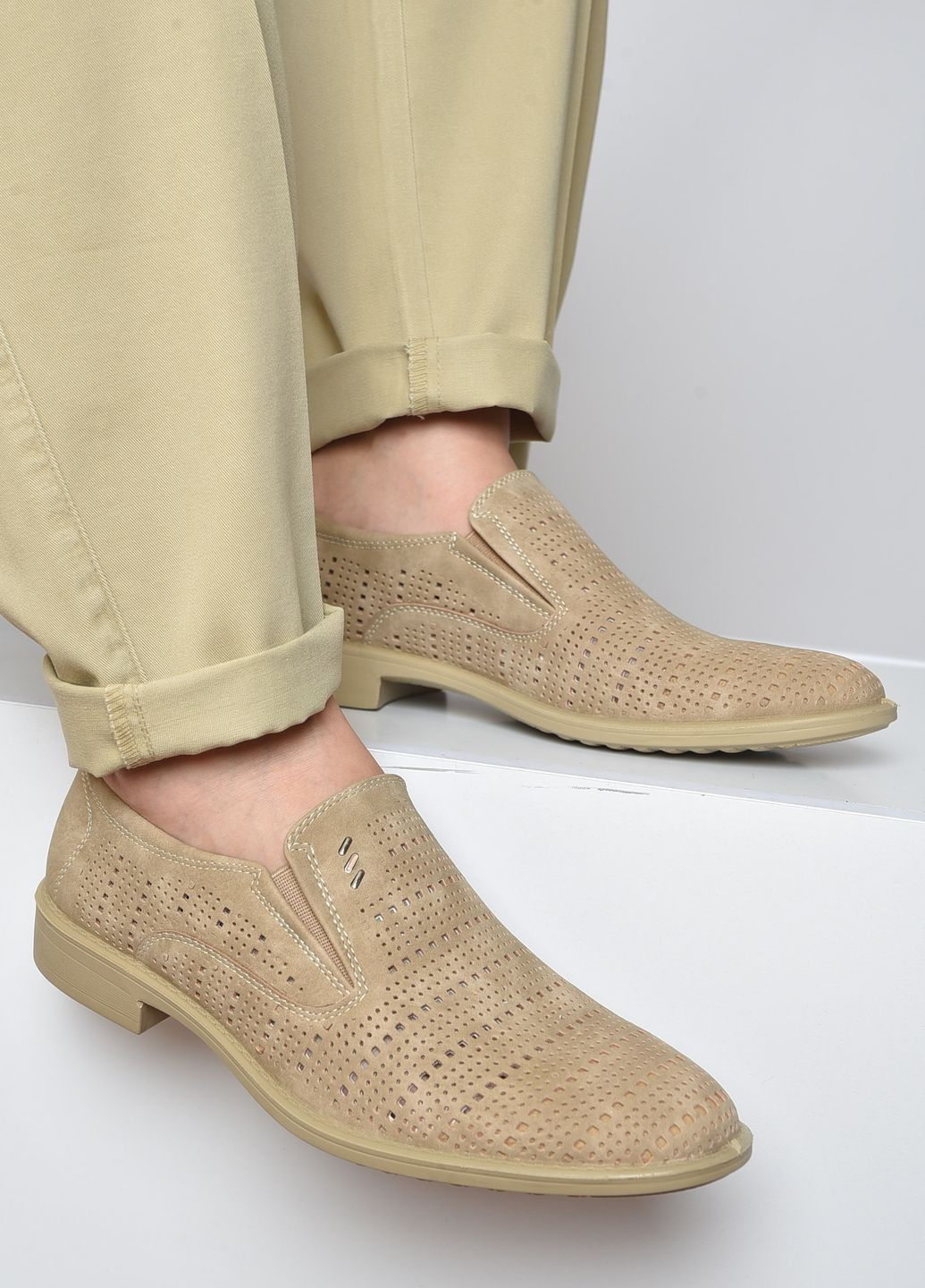 Бежевые классические туфли мужские бежевого цвета Let's Shop на резинке