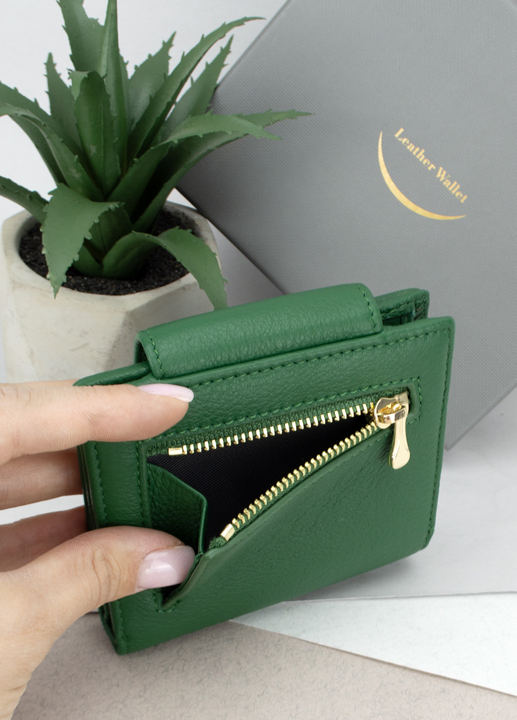 Жіночий шкіряний гаманець маленький 8005 зелений на кнопці Sezfert (273409095)