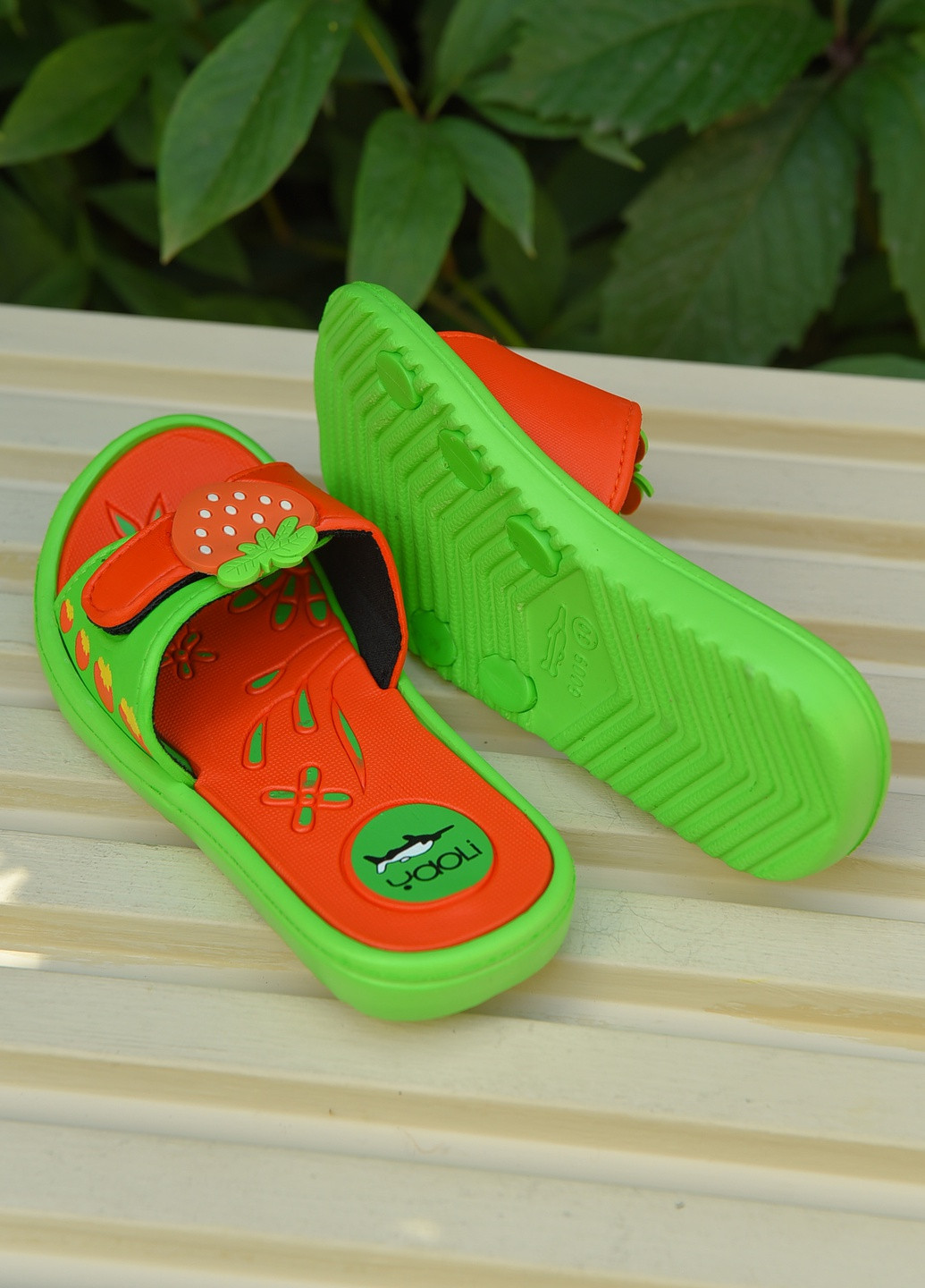 Шлепки детские для девочки зеленого цвета с клубничкой Let's Shop (259873827)