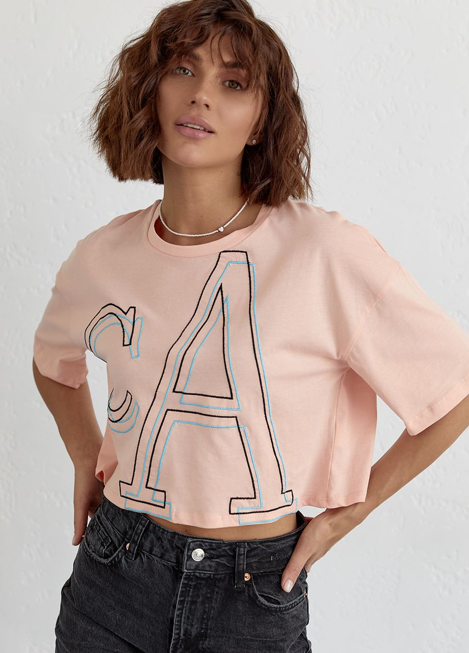 Персикова літня укорочена жіноча футболка з вишитими літерами Lurex