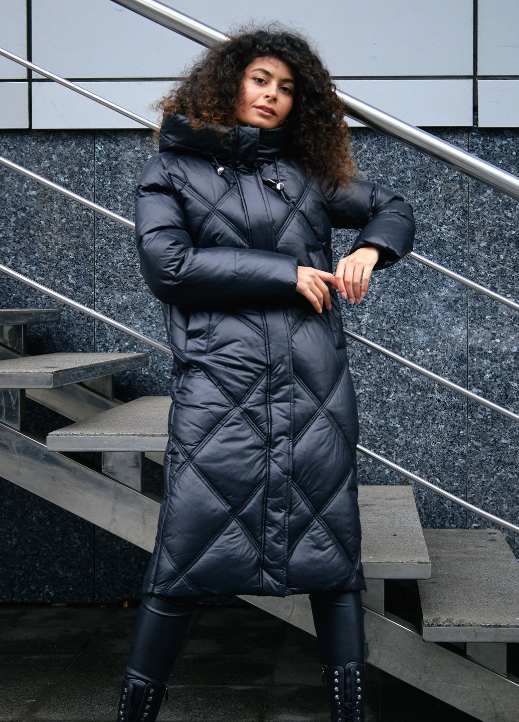Чорна зимня базова куртка-пальто з капюшоном модель Ziai 22651