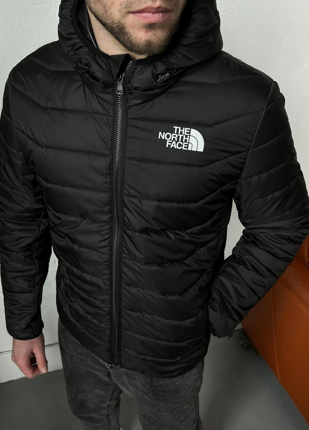 Чорна демісезонна коротка демісезонна куртка з лого Vakko