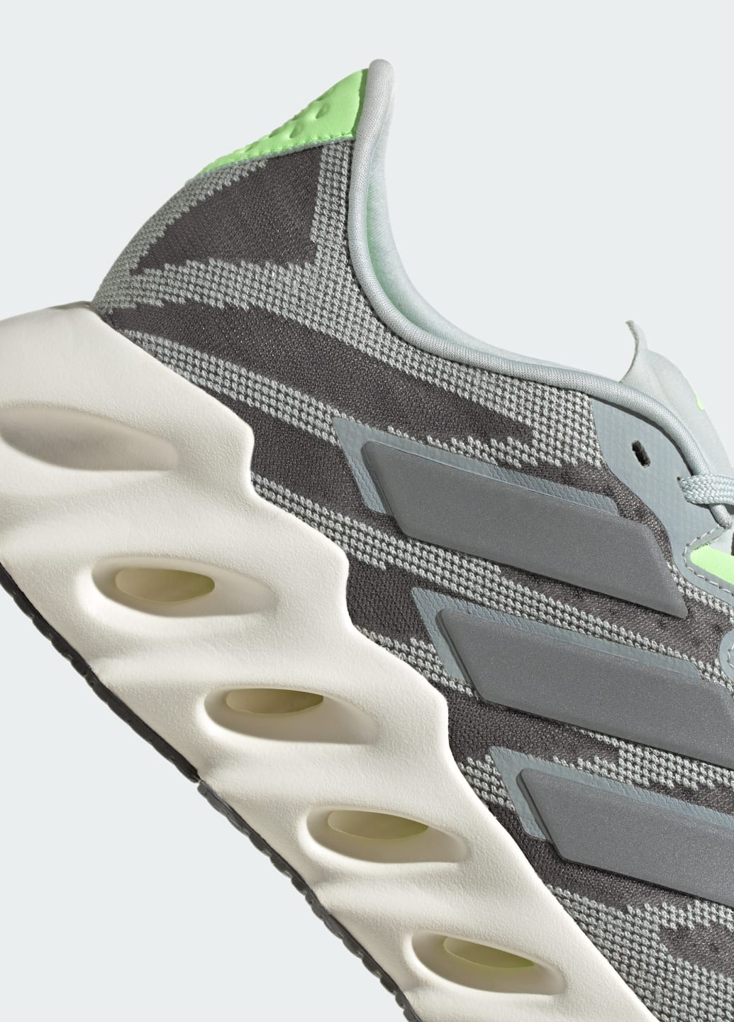 Серые всесезонные кроссовки для бега shift fwd adidas