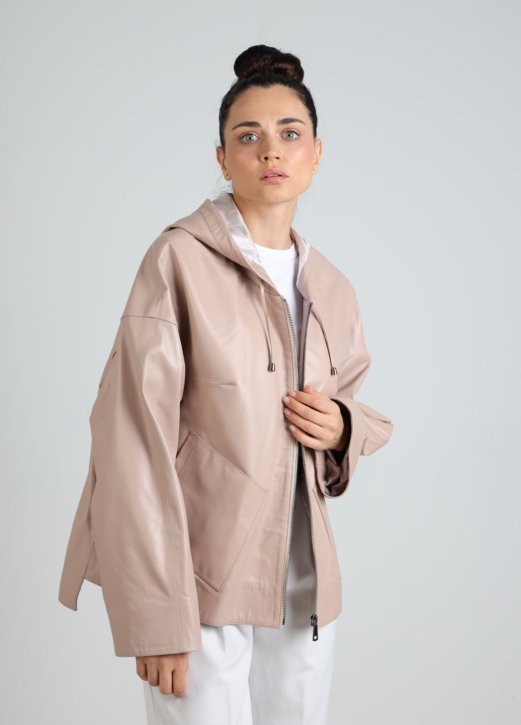 Бежевая демисезонная женская кожаная классическая куртка с капюшоном. 100% натуральная кожа. баталл и стандарт. fer2683 пудра беж Actors