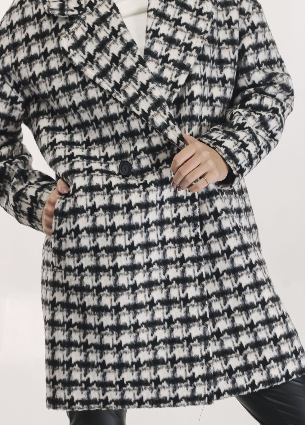 Черно-белое демисезонное Пальто женское чорная лапка Stimma