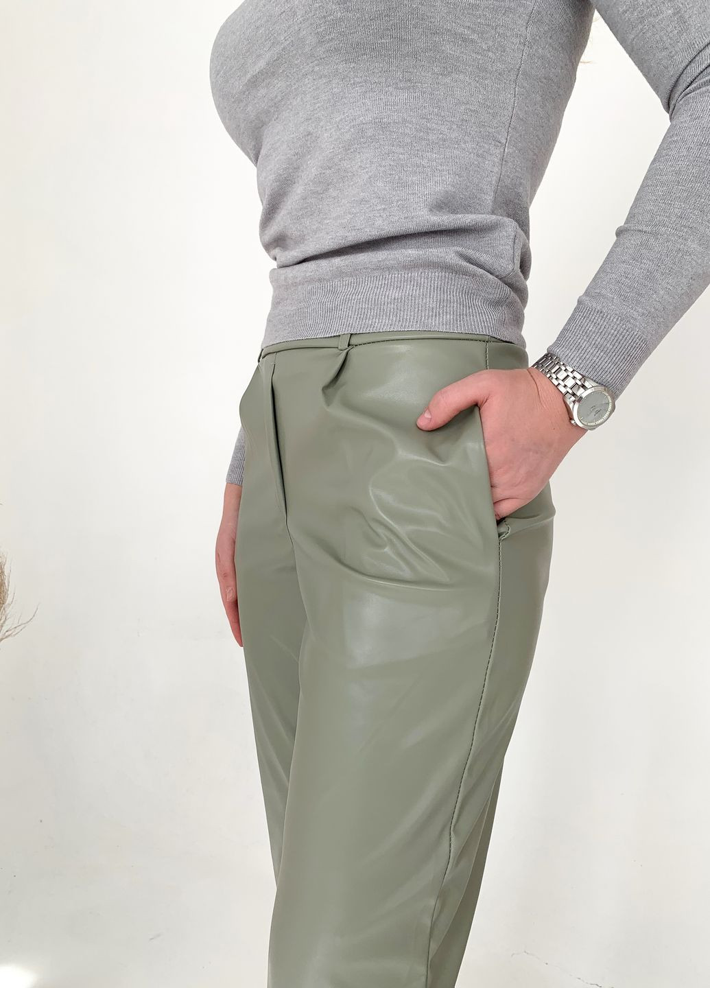 Фисташковые классические демисезонные укороченные, классические, прямые, зауженные брюки Jolie