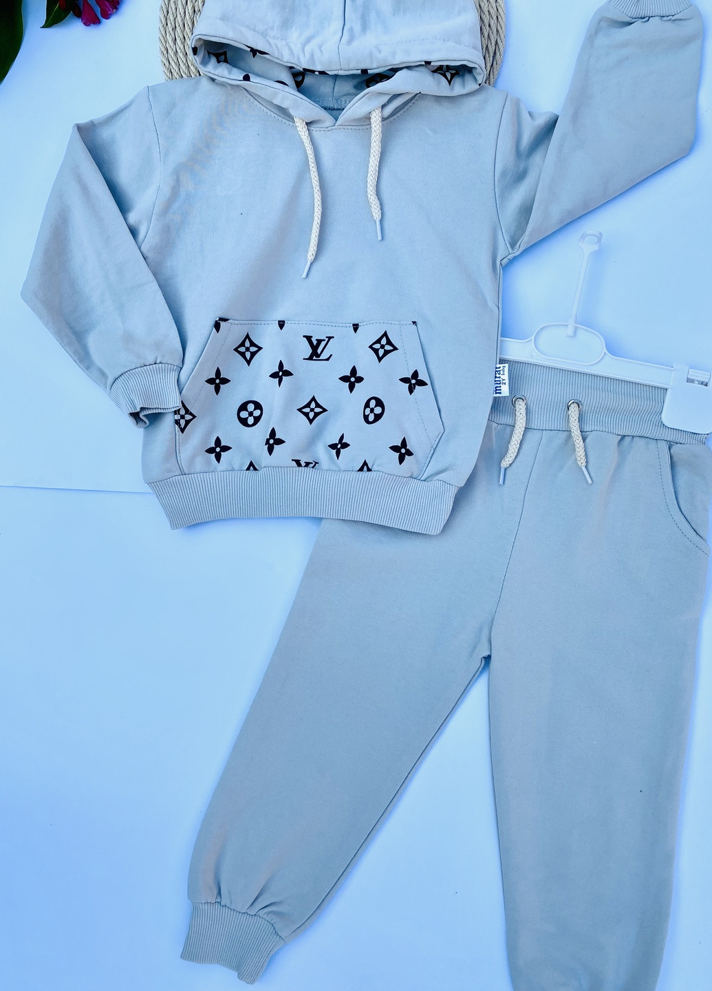 Светло-серый спортивный костюм для девочки Louis Vuitton