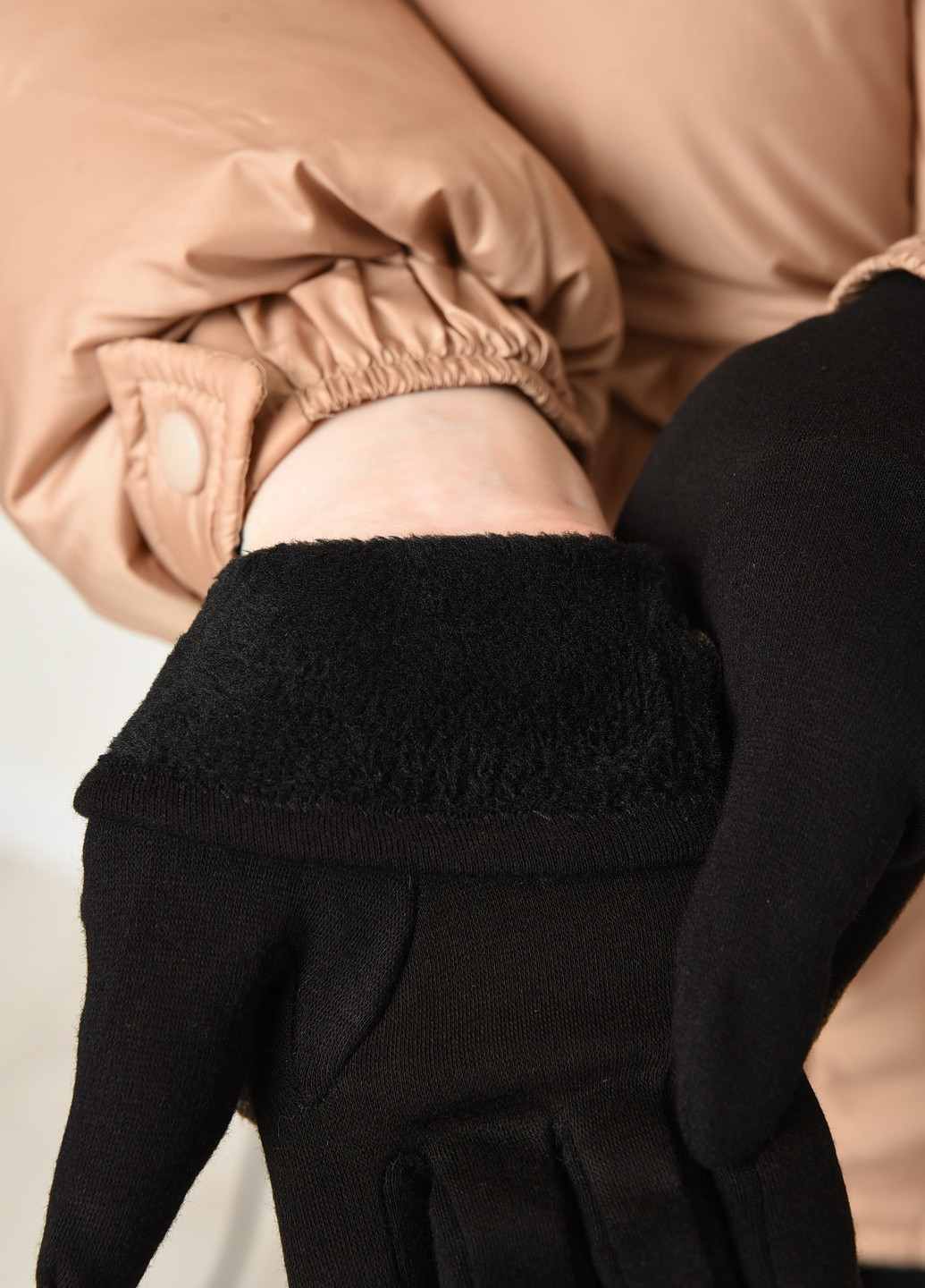 Рукавички жіночі текстильні на флісі чорно-коричневого кольору Let's Shop (256691083)
