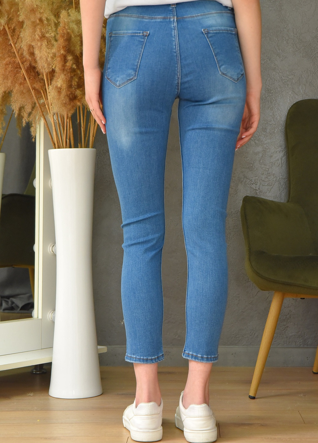 Джинси жіночі синього кольору Let's Shop завужені однотонні сині джинсові бавовна