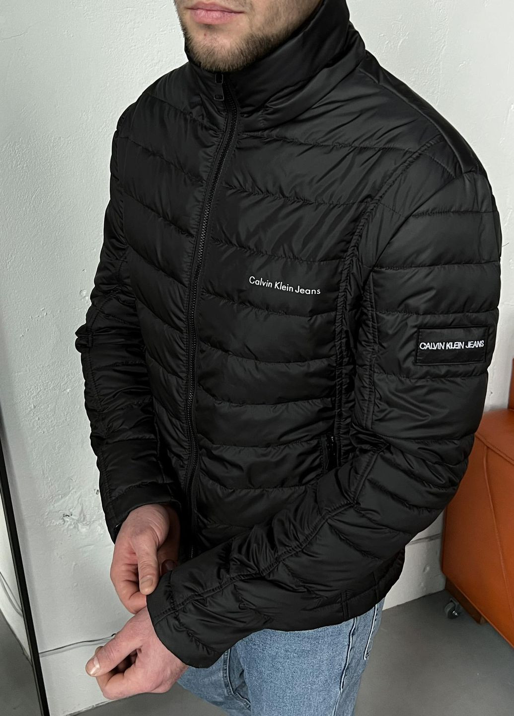 Чорна демісезонна коротка демісезонна куртка без капюшону Vakko