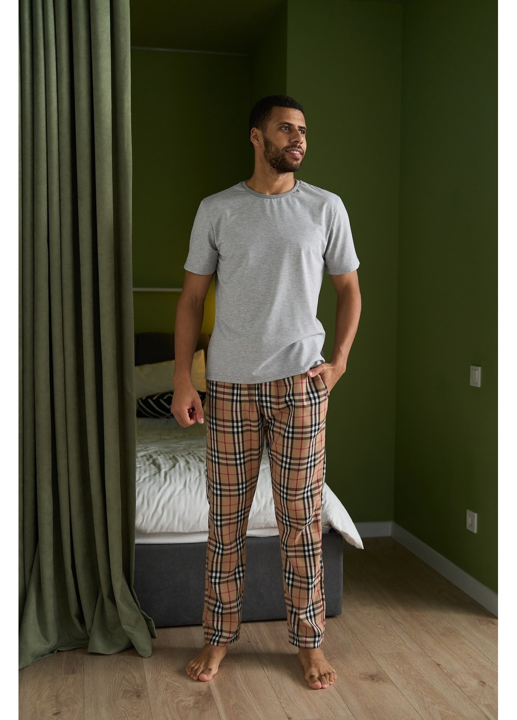 Піжама чоловіча футболка сіра + штани в клітинку бежеві Handy Wear (278076140)