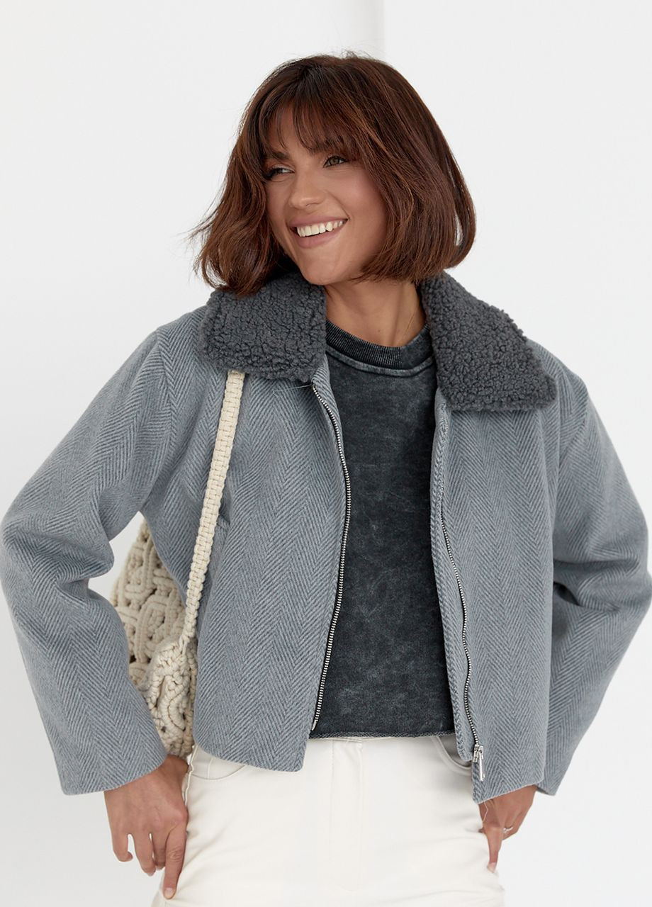 Серое демисезонное Женское короткое пальто в елочку - серый Lurex
