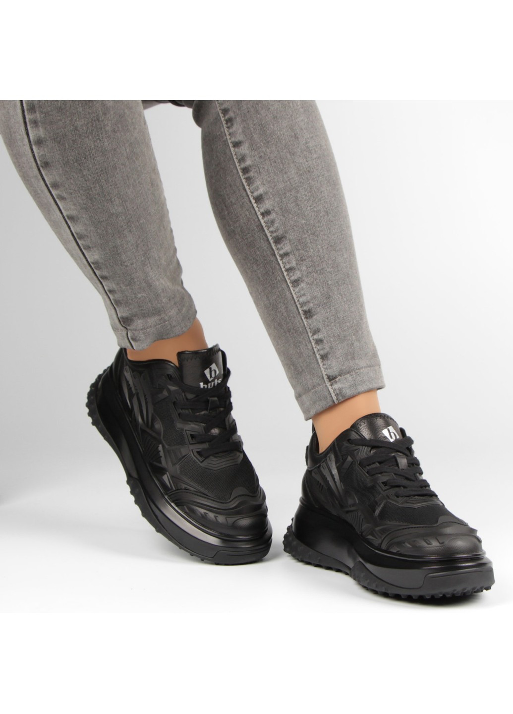 Черные демисезонные женские кроссовки 198000 Buts