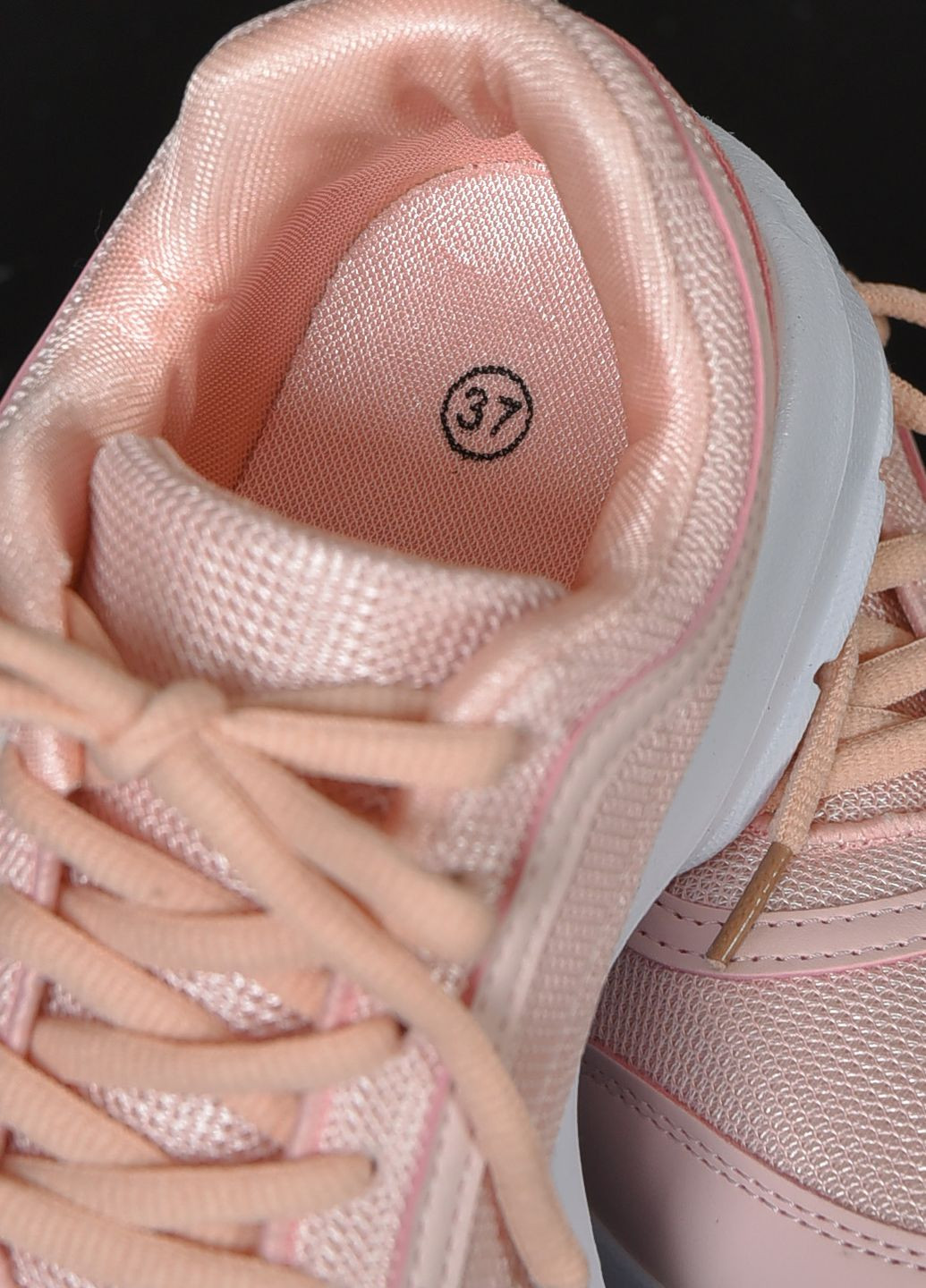 Розовые демисезонные кроссовки женские розового цвета на шнуровке Let's Shop