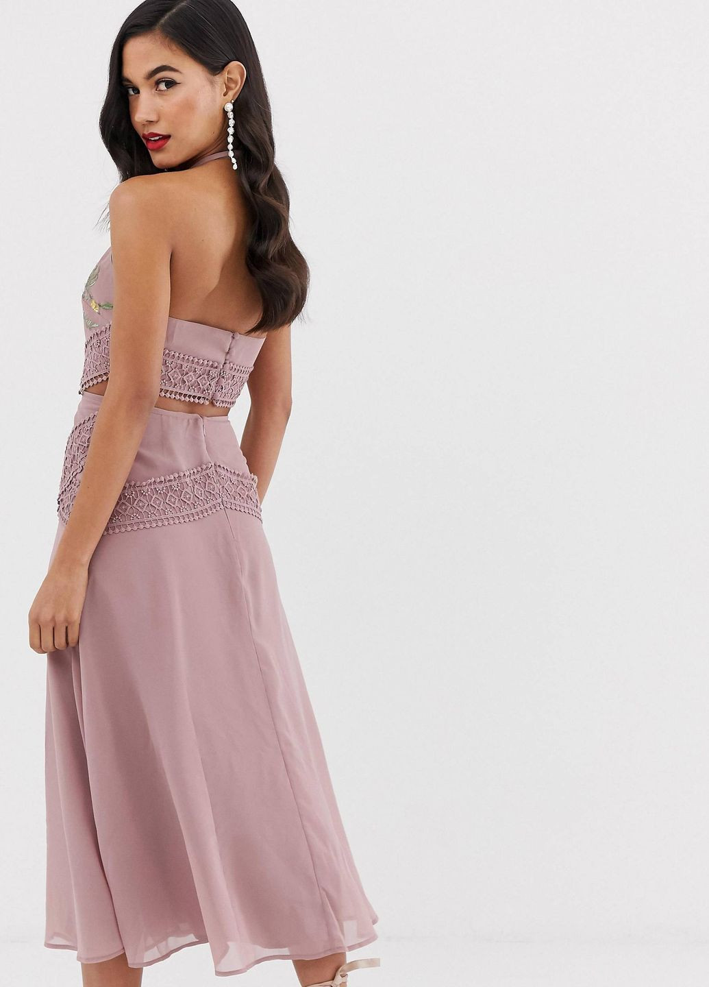Пудровое платье меди с вырезом и вышивкой на лифе Asos с цветочным принтом