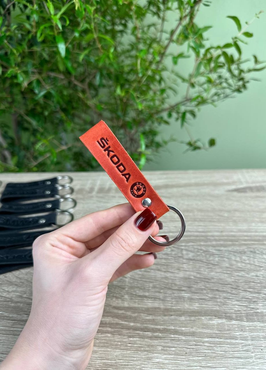 Кожаный женский авто брелок на ключи петелька Skoda VI&VA (264653308)