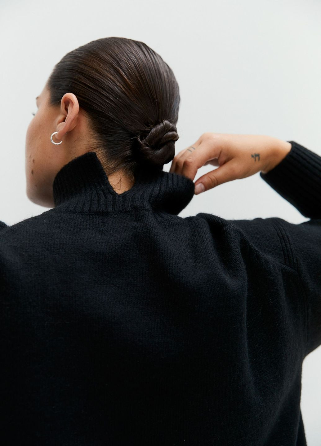 Черный демисезонный свитер-водолазка большемерит H&M