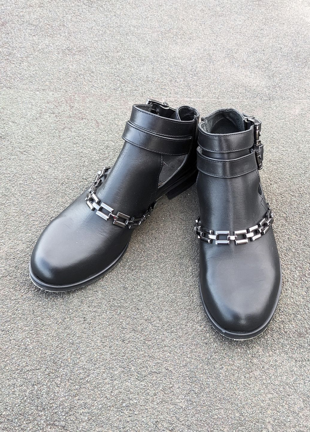 Стильные туфли из натуральной кожи на низком каблуке InFashion на низком каблуке с цепочками