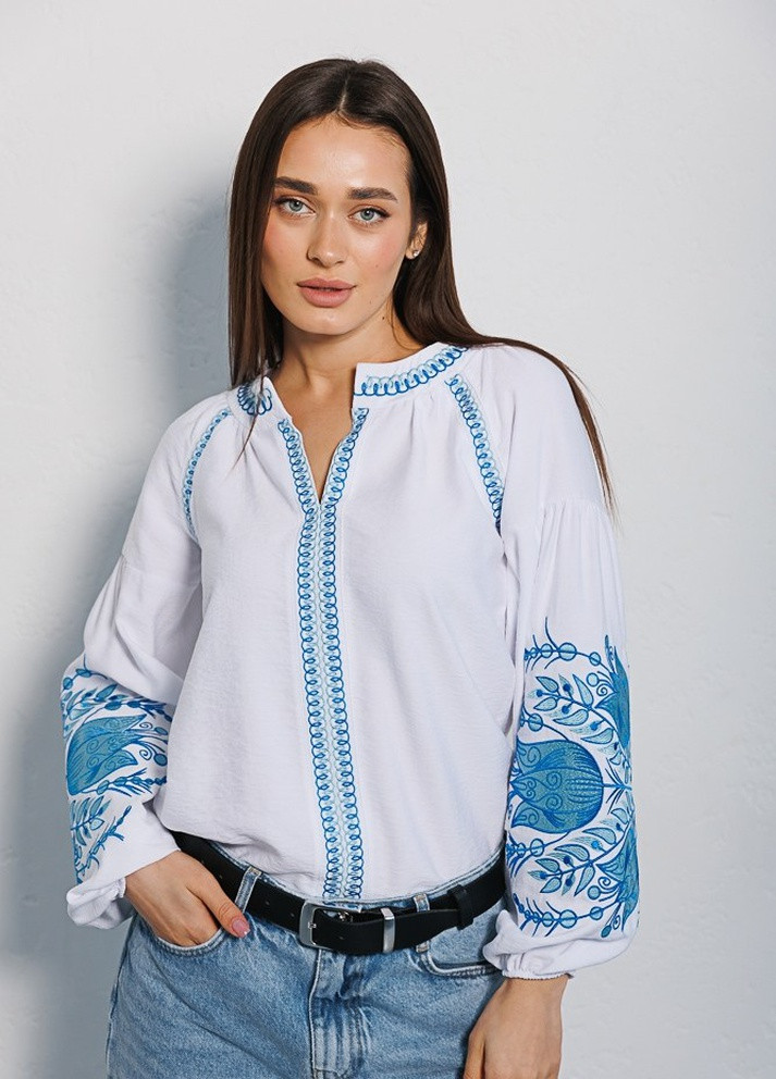 Белая женская вышиванка с цветами гладью на рукавах белая Arjen прямой лен (258996168)