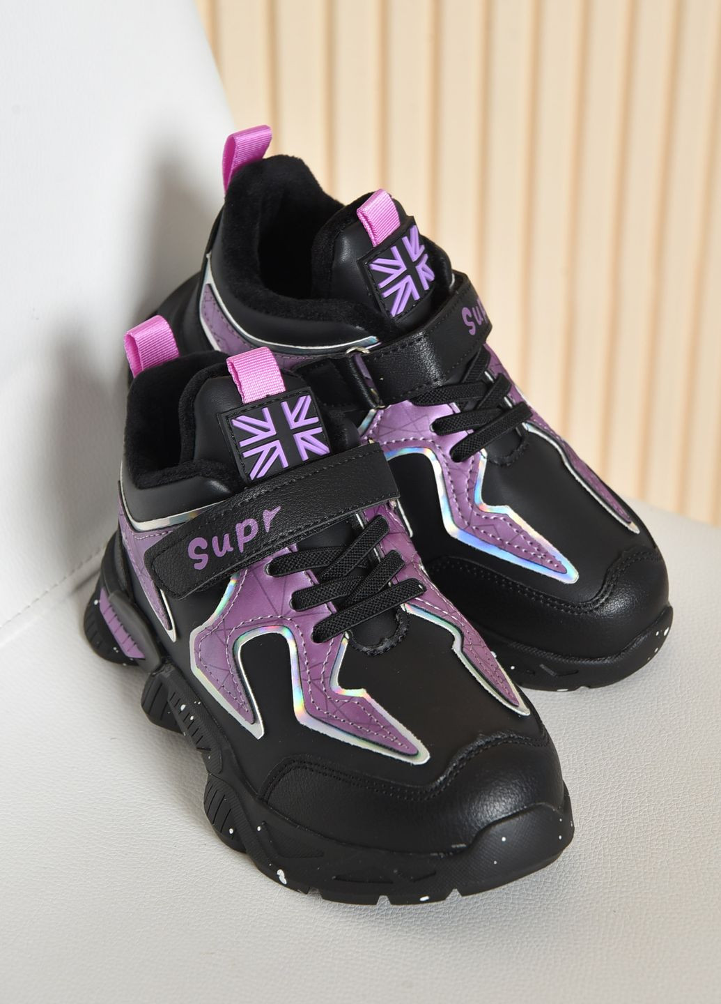 Чорні осінні кросівки дитячі для дівчинки демісезонні чорного кольору з фіолетовими вставками Let's Shop