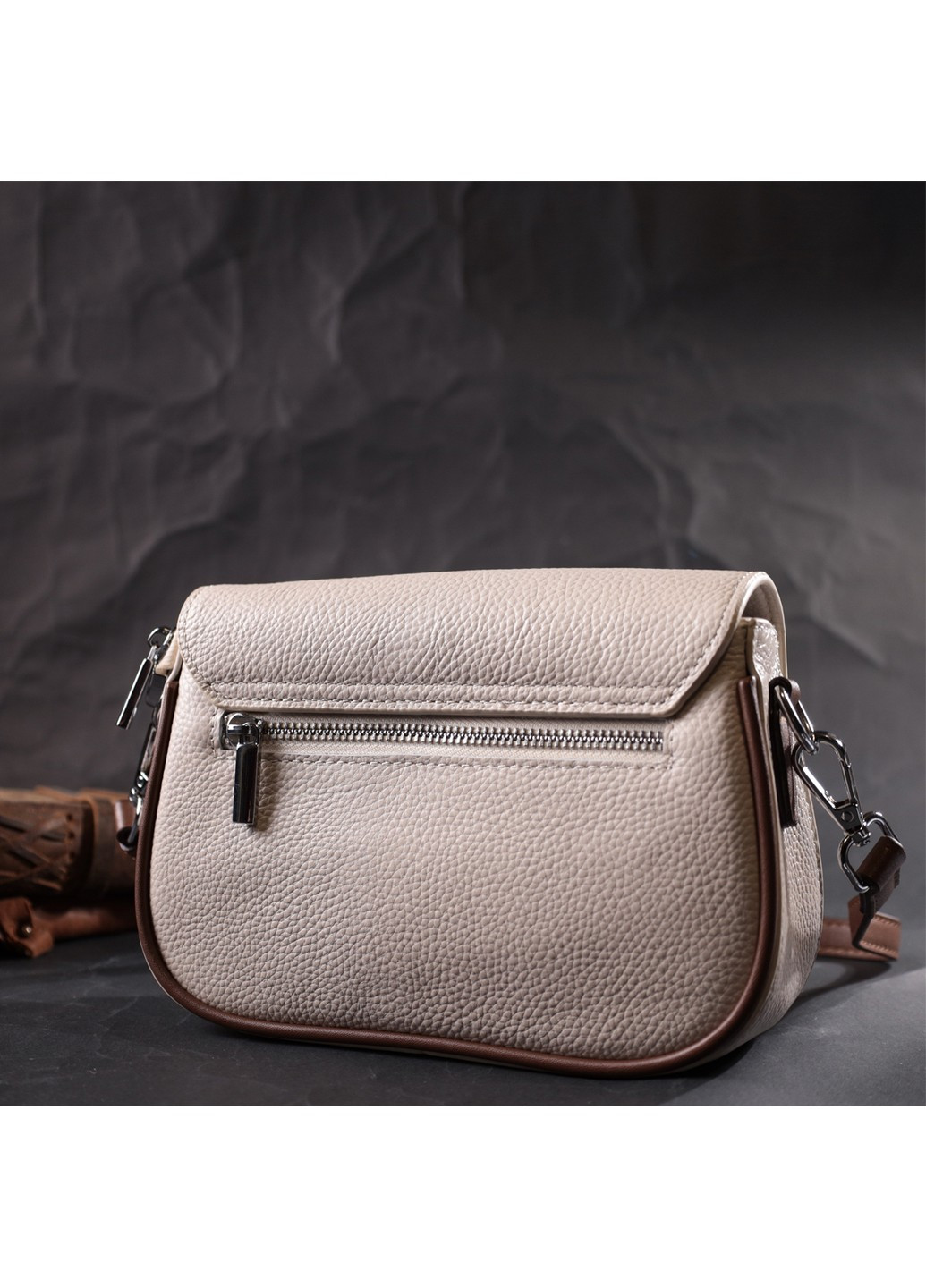 Полукруглая сумка для женщин с интересным магнитом-защелкой из натуральной кожи 22439 Белая Vintage (276457583)